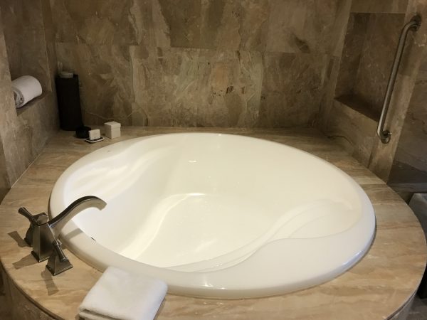 King Premier Suite bathtub
